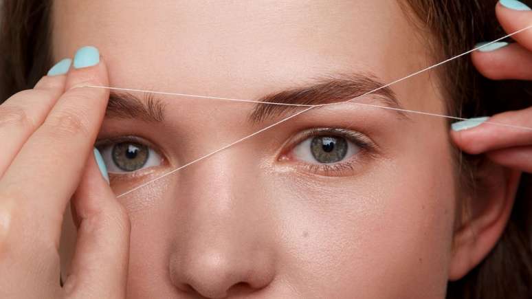 Como tirar sobrancelha com linha? Especialista responde