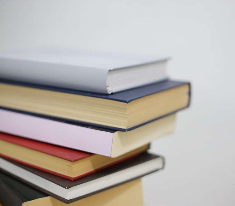 Ter livros perto do cantinho de estudos &eacute; uma &oacute;tima ideia - Shutterstock