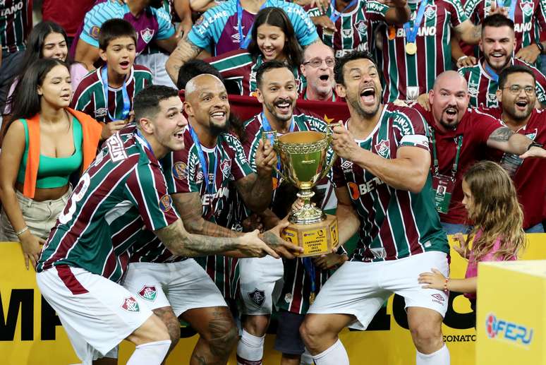 Flamengo empata com Fluminense e se afasta dos líderes do