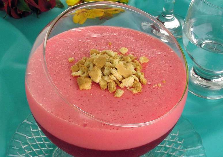 Gelatina de morango com creme de leite condensado – Foto: Guia da Cozinha