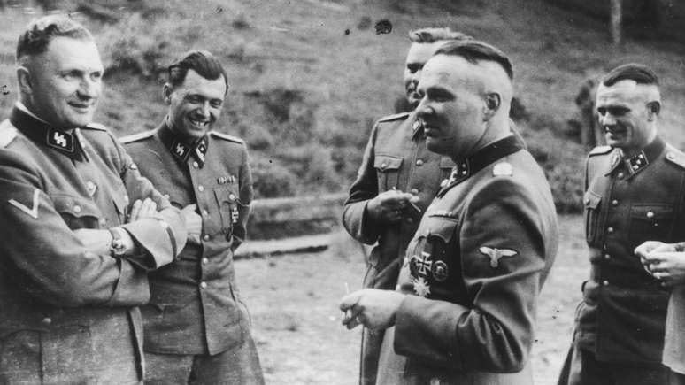 Mengele (segundo da esq.) foi apelidado de 'Anjo da Morte' pelo jeito frio e indiferente com que despachava, com um gesto da mão, prisioneiros para a morte