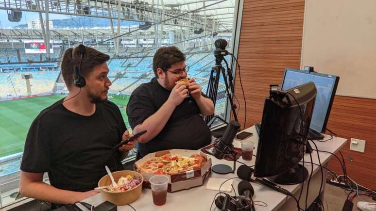 Casimiro postou foto onde dá uma pausa para um lanchinho antes da partida (Foto: Reprodução/Twitter)