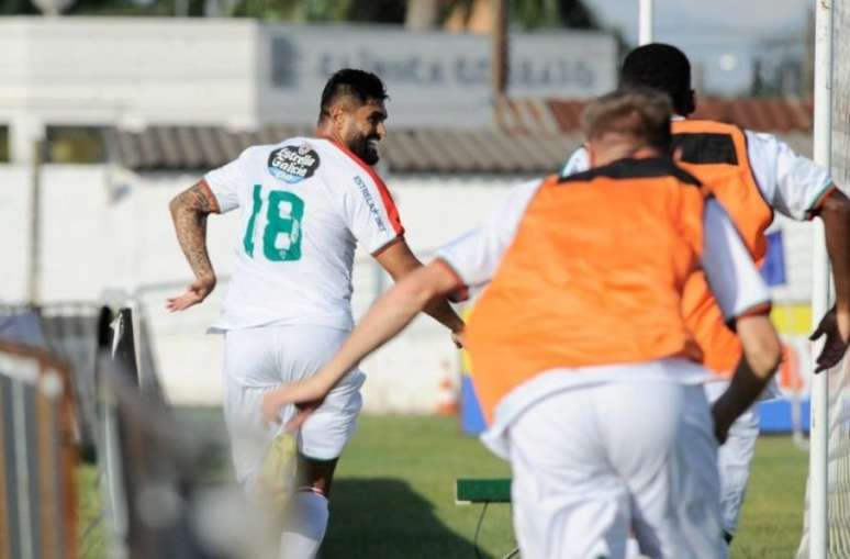 Luan, ex-Palmeiras, marcou o gol da vitória da Portuguesa (Foto: Dorival Rosa / Portuguesa)