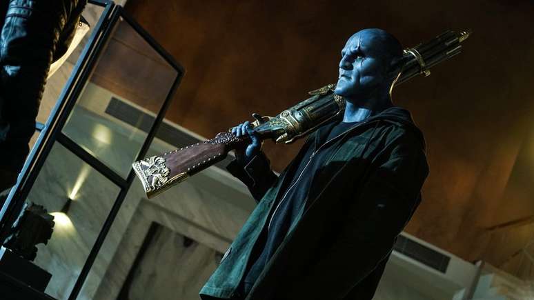 Kevin Lee interpreta um monstro azul no filme de fantasia Super Me