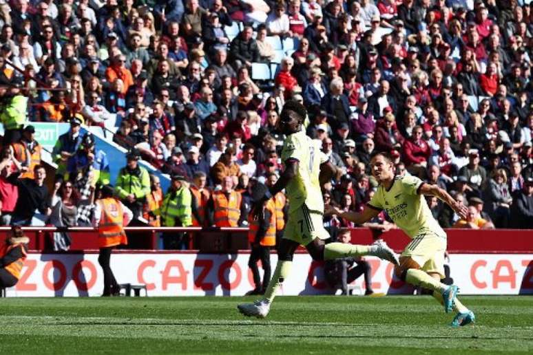 Arsenal conquistou cinco vitórias nos últimos seis jogos (ADRIAN DENNIS / AFP)