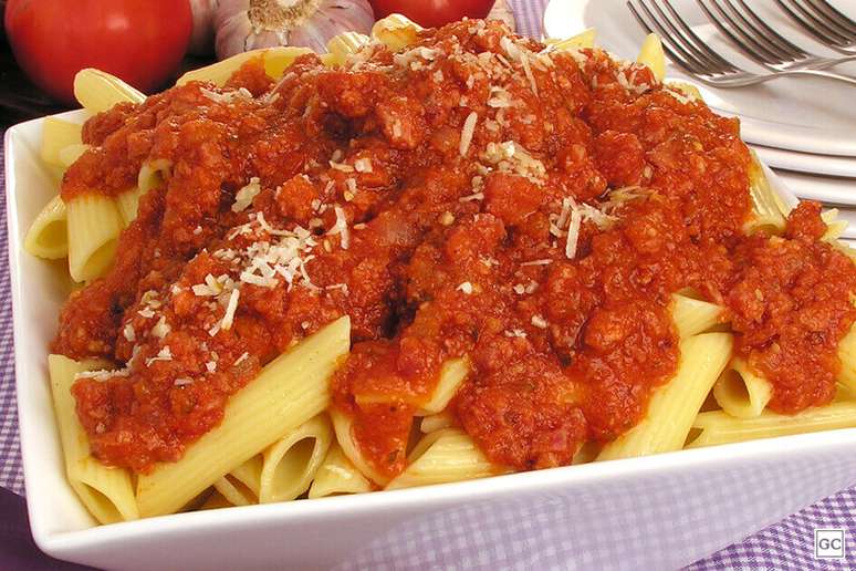 Macarronada com molho de lingui&ccedil;a toscana &ndash; Foto: Guia da Cozinha