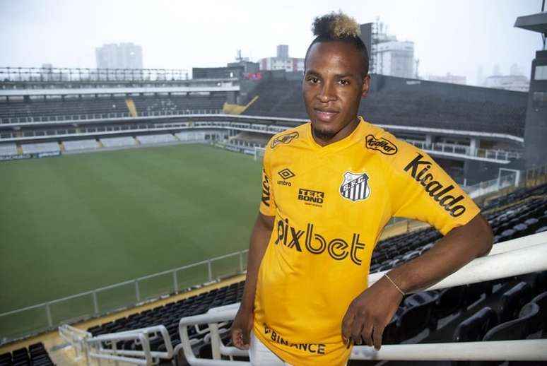 Angulo é apresentado no Santos depois de jogar e até marcar três