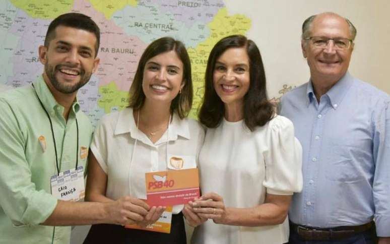 Lu Alckmin durante sua filiação ao PSB, na companhia do deputado estadual Caio França, da deputada federal Tabata Amaral e do ex-governador Geraldo Alckmin.