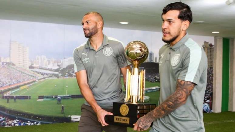 Weverton e Gómez carregam último troféu conquistado pelo Verdão (Foto: Fabio Menotti/Palmeiras)