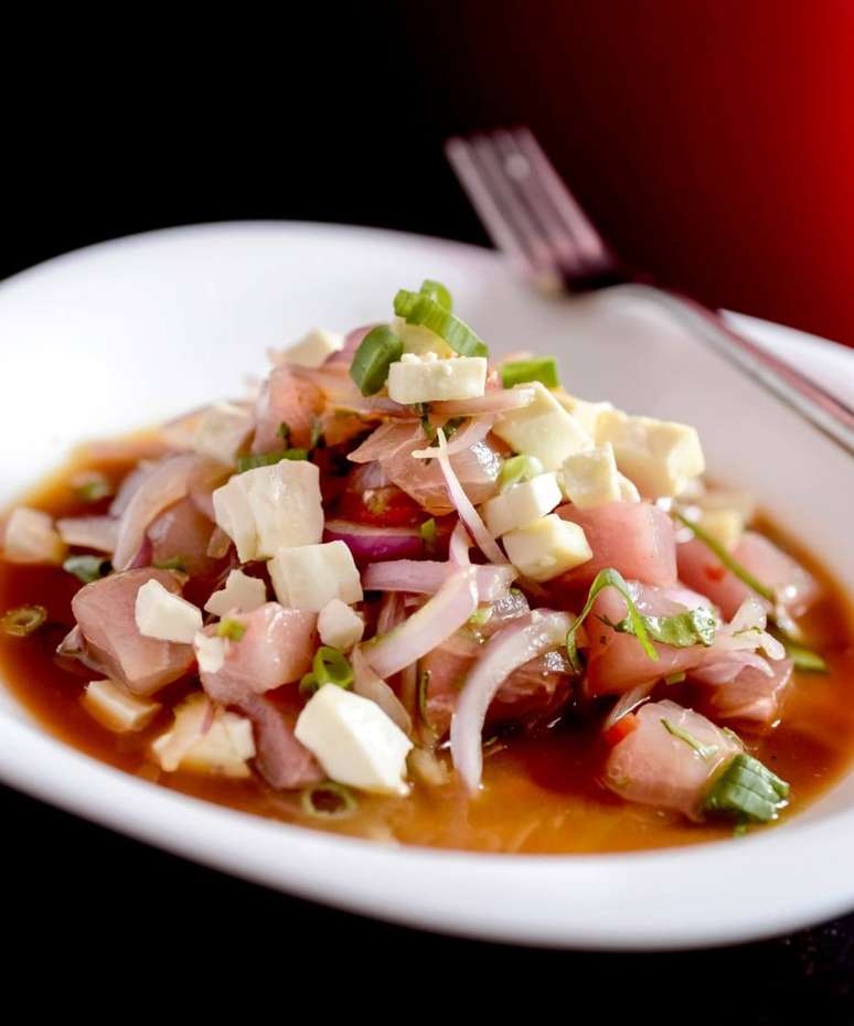 Para este ceviche, os&nbsp;peixes mais indicados s&atilde;o o Olho de Boi e o Robalo, pelo sabor e pela textura firme da carne branca. Para temperar, queijo fresco, gengibre e miss&ocirc;.&nbsp;Veja a receita.&nbsp;