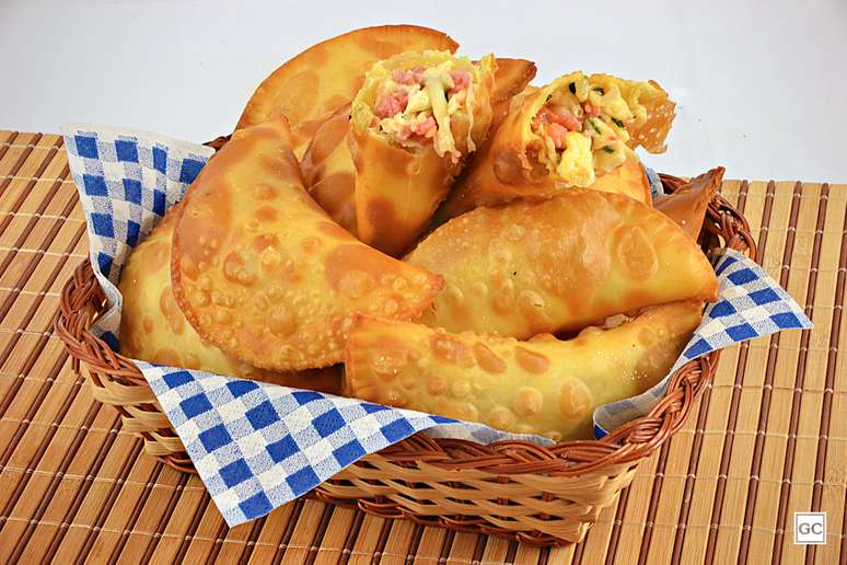 Pastel de lingui&ccedil;a toscana e queijo coalho &ndash; Foto: Guia da Cozinha