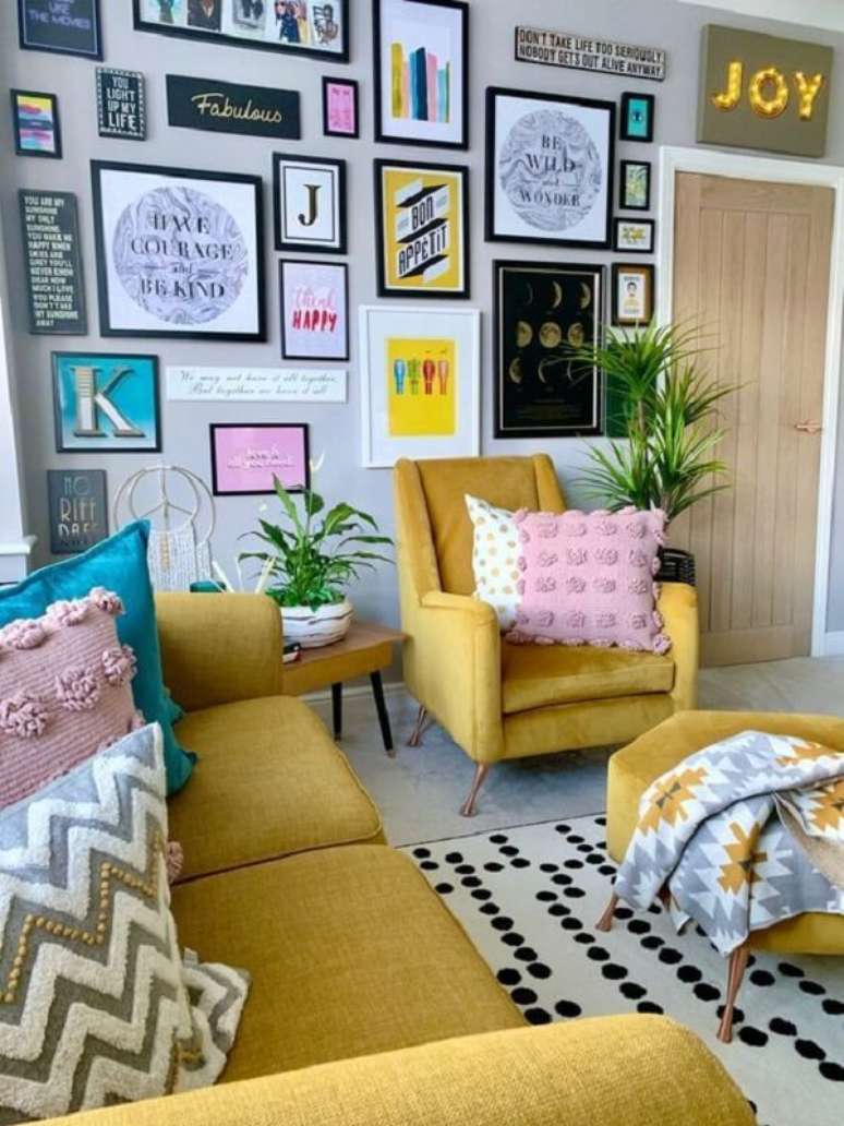 31. Cores que combinam com amarelo para sala de estar moderna – Foto Digs Digs