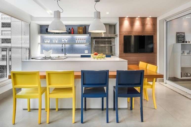 4. Decoração com cores que combinam com amarelo e azul – Foto Fernanda Dabbur Arquitetura e Interiores