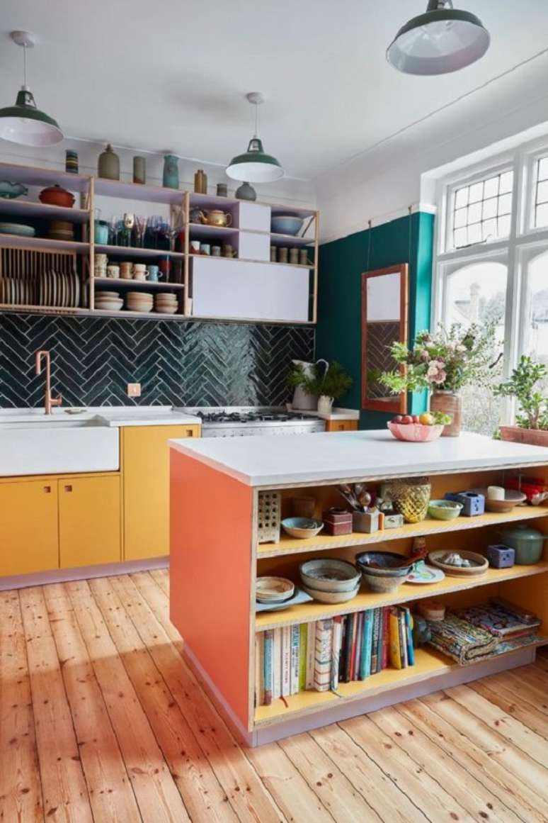 35. Cozinha com armários amarelos e revestimento verde esmeralda – Foto Architextural Digest