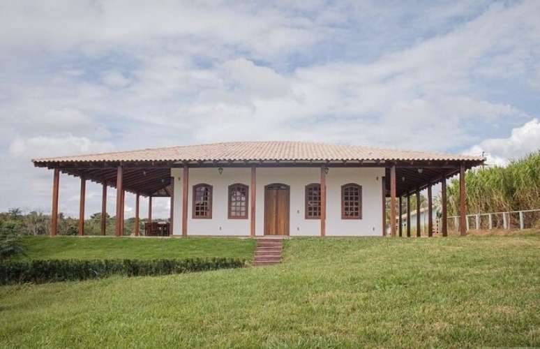 32. Aposte em modelos de janela colonial nas casas de campo. Fonte: Decor F&aacute;cil