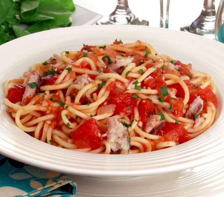 Espaguete com sardinha (Reprodução / Guia da Cozinha)