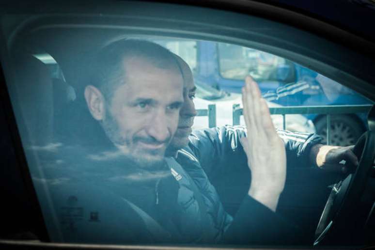 Chiellini chegando no local onde prestou depoimento