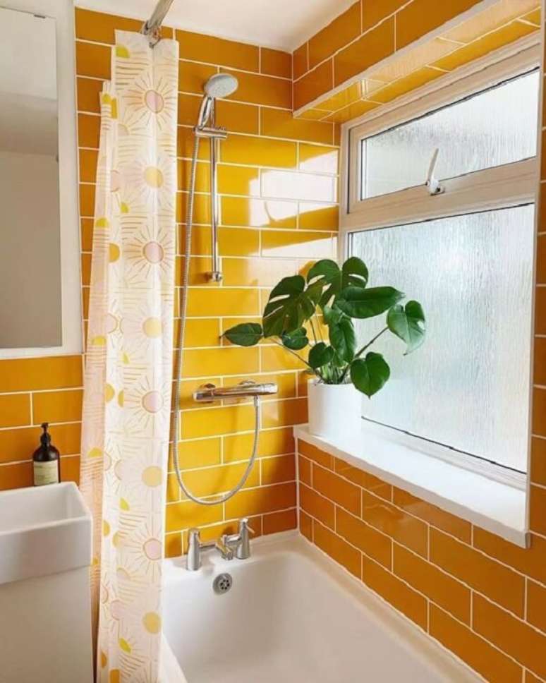 12. Banheiro amarelo com detalhes em branco e cinza – Foto The Spruce