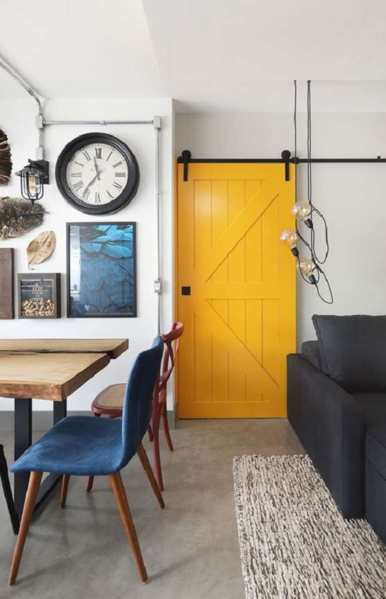 50. Porta amarela e sala decorada com cores que combinam com amarelo – Foto Casa de Valentina