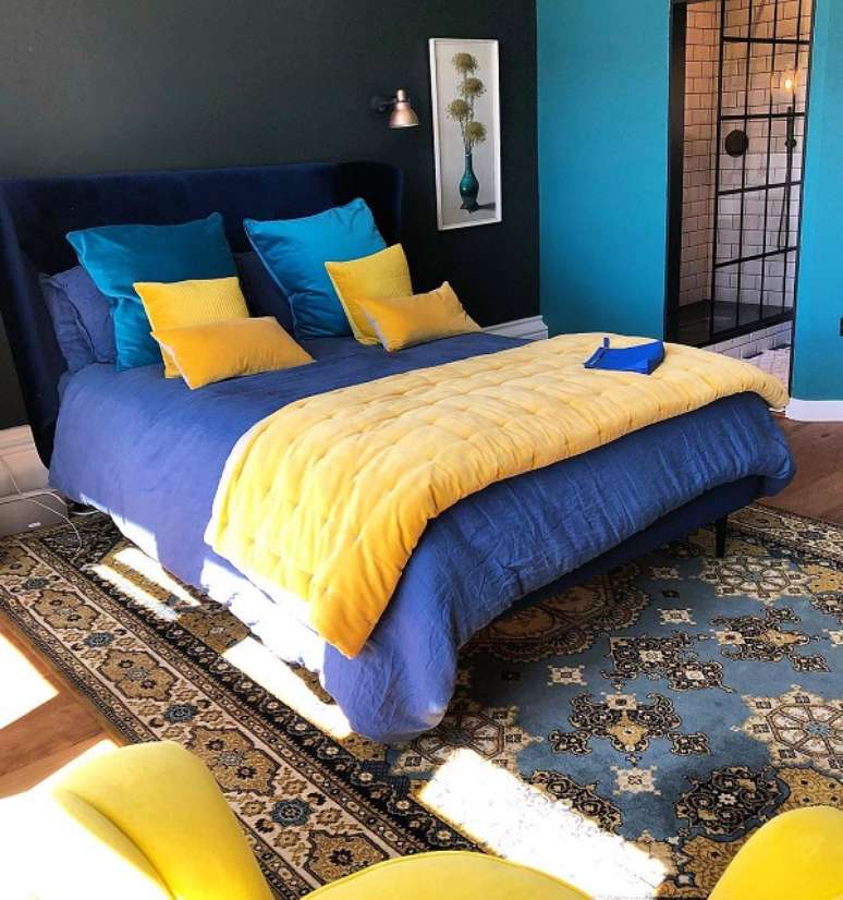54. Quarto de casal decorado com cores que combinam com amarelo – Foto Amy Wilson