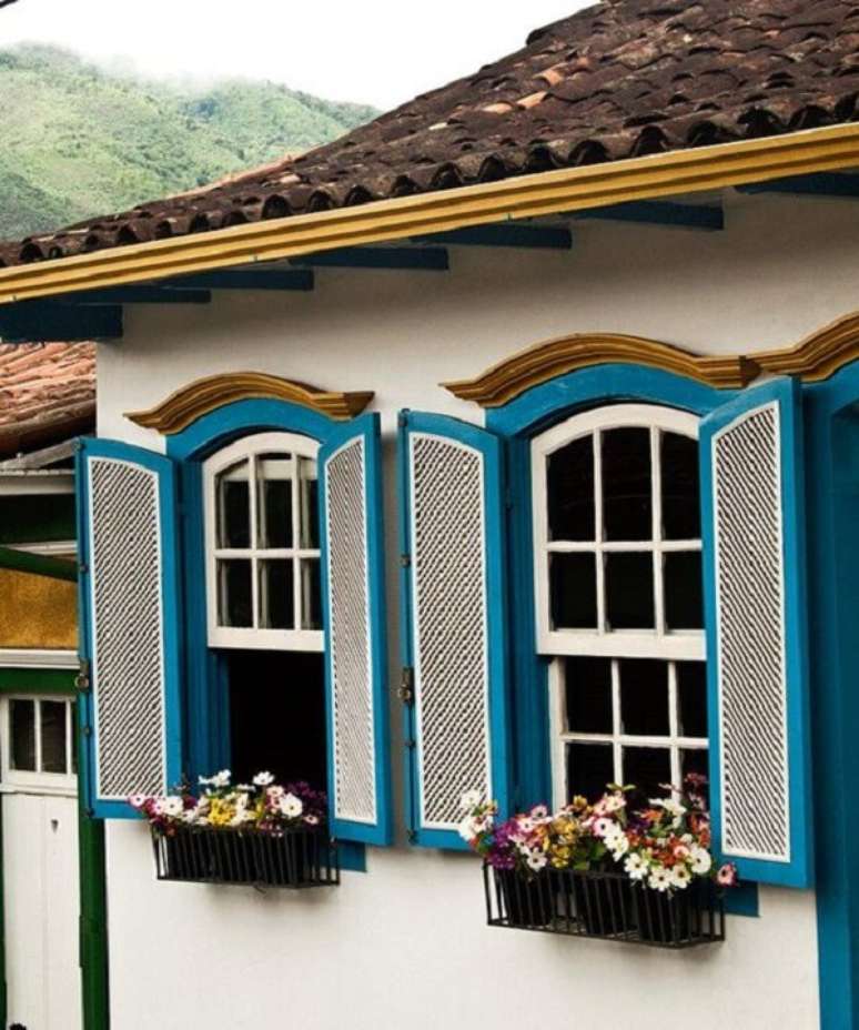 13. Floreiras decoram a janela colonial. Fonte: Adriana Baccari