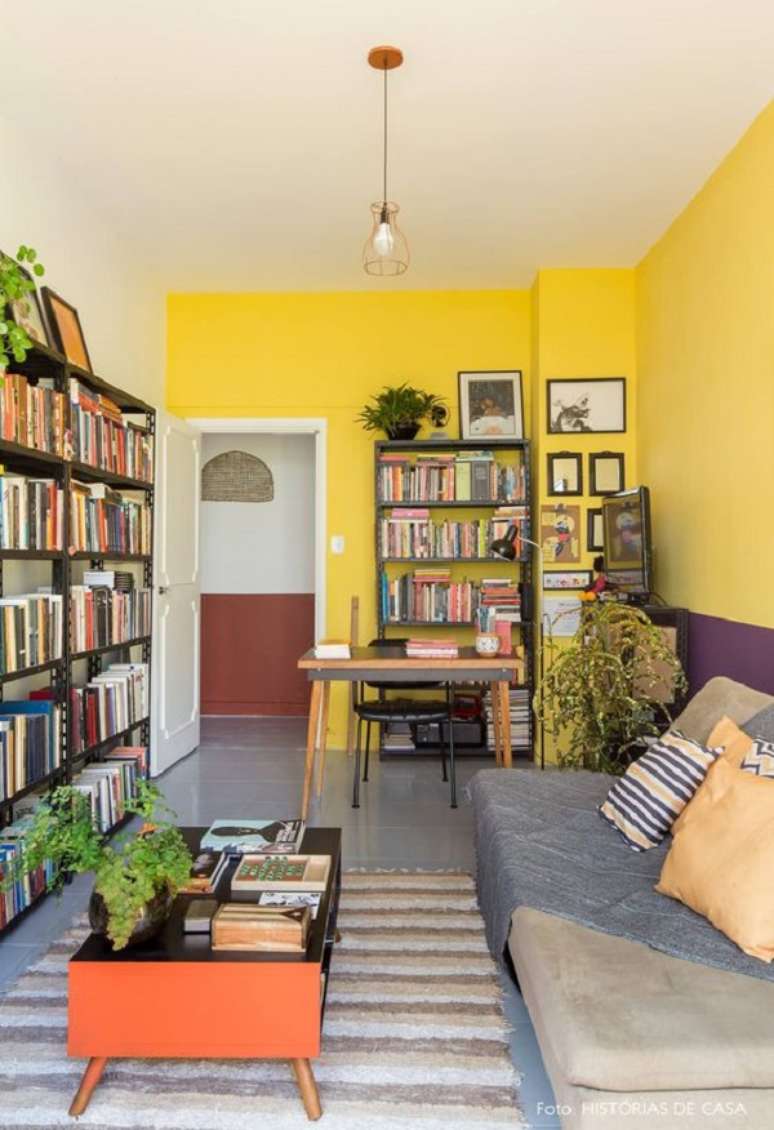 47. Parede de sala amarela com cores neutras para combinar – Foto Historias de Casa