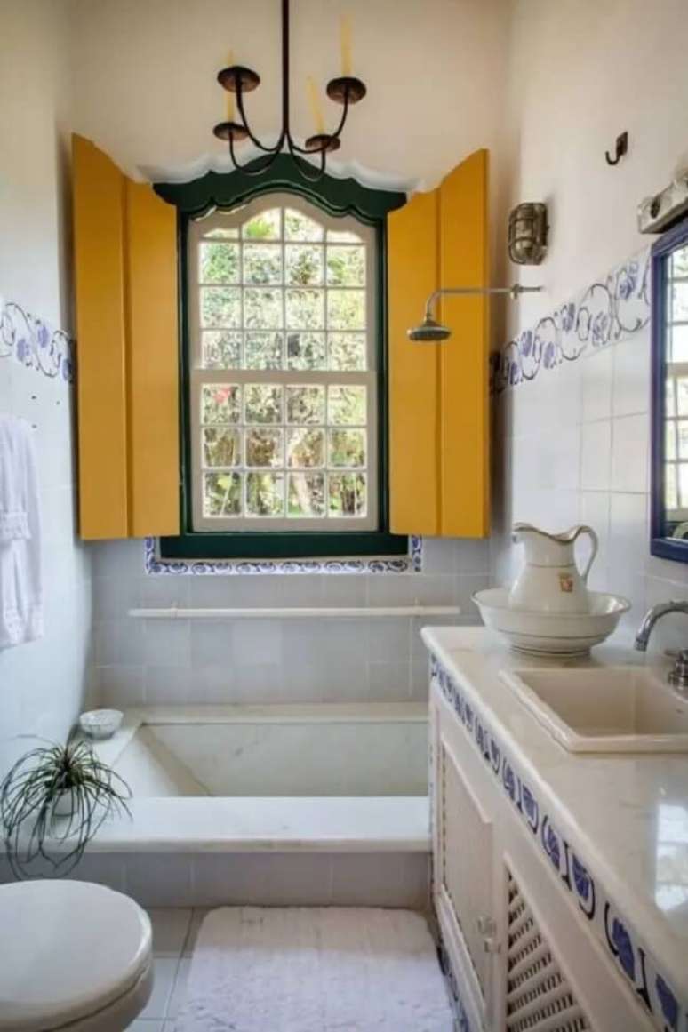 41. A janela colonial guilhotina se destaca na decora&ccedil;&atilde;o desse banheiro. Fonte: Casa Vogue