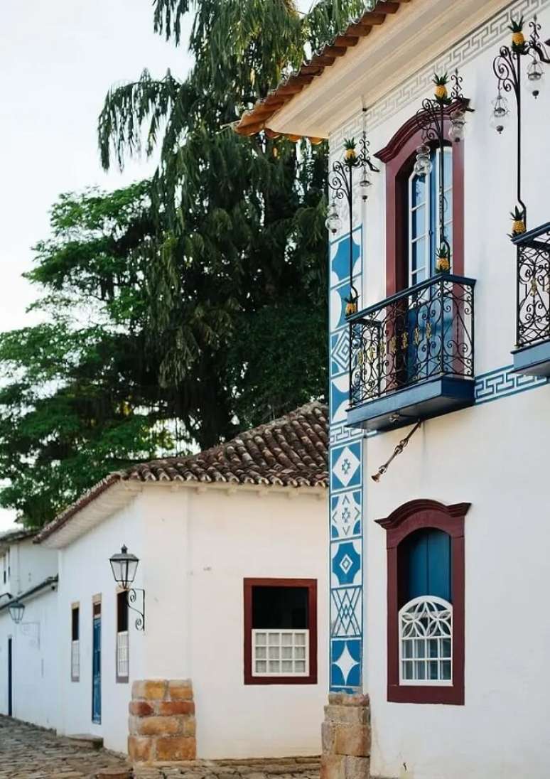 34. A janela colonial real&ccedil;a a arquitetura dessas casas constru&iacute;das no centro hist&oacute;rico de Paraty. Fonte: Hist&oacute;rias de Casa