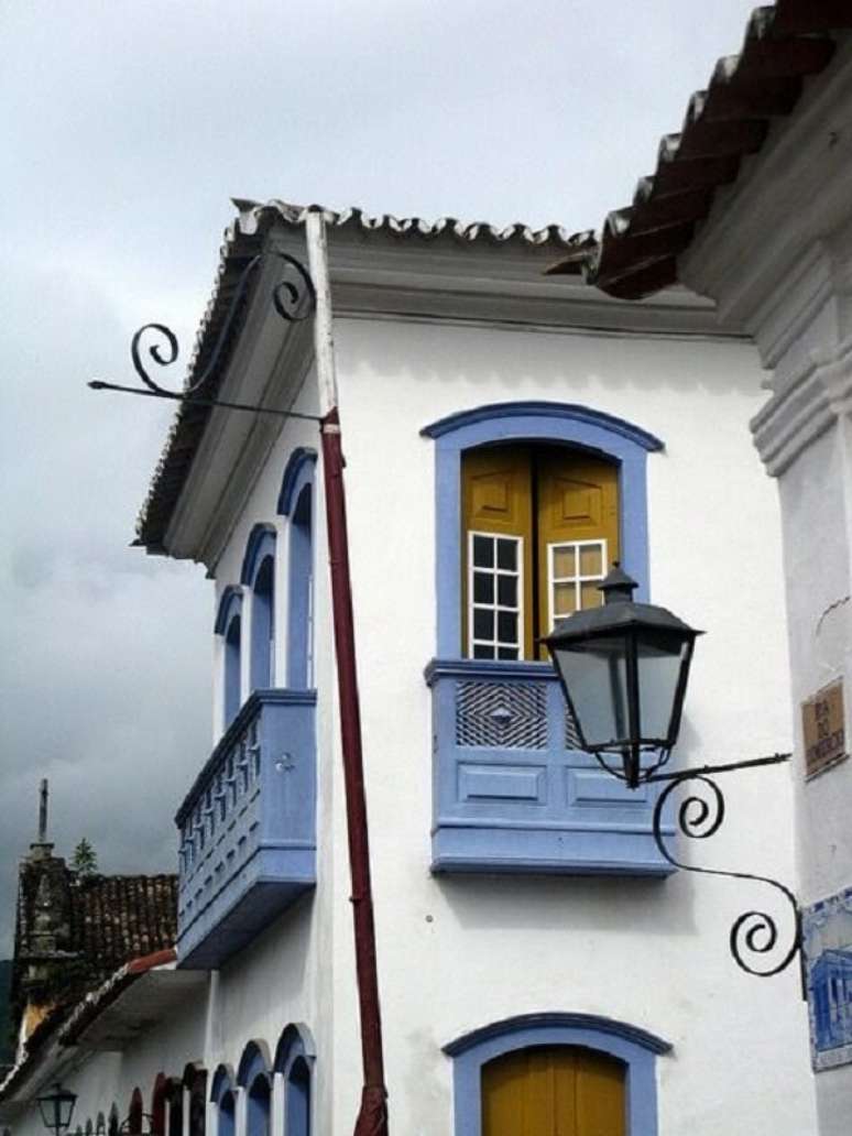 28. Arquitetura deslumbrante com janela colonial antiga. Fonte: Alba Douek