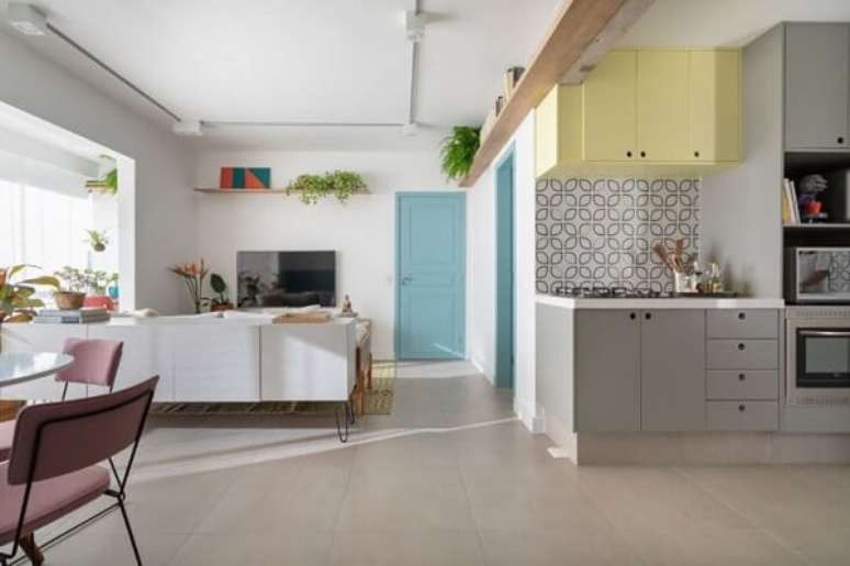 15. Casa com porcelanato para sala em tons claros prático para higienizar no dia a dia – Foto Quattrino Arquitetura