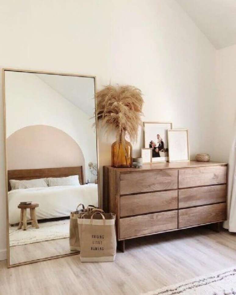 15. Decora&ccedil;&atilde;o com espelho grande no quarto simples &ndash; Foto: Parachute