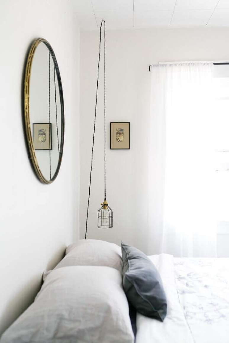 22. Decora&ccedil;&atilde;o minimalista com lumin&aacute;ria pendente e espelho no quarto branco &ndash; Foto: Cozyhome 101
