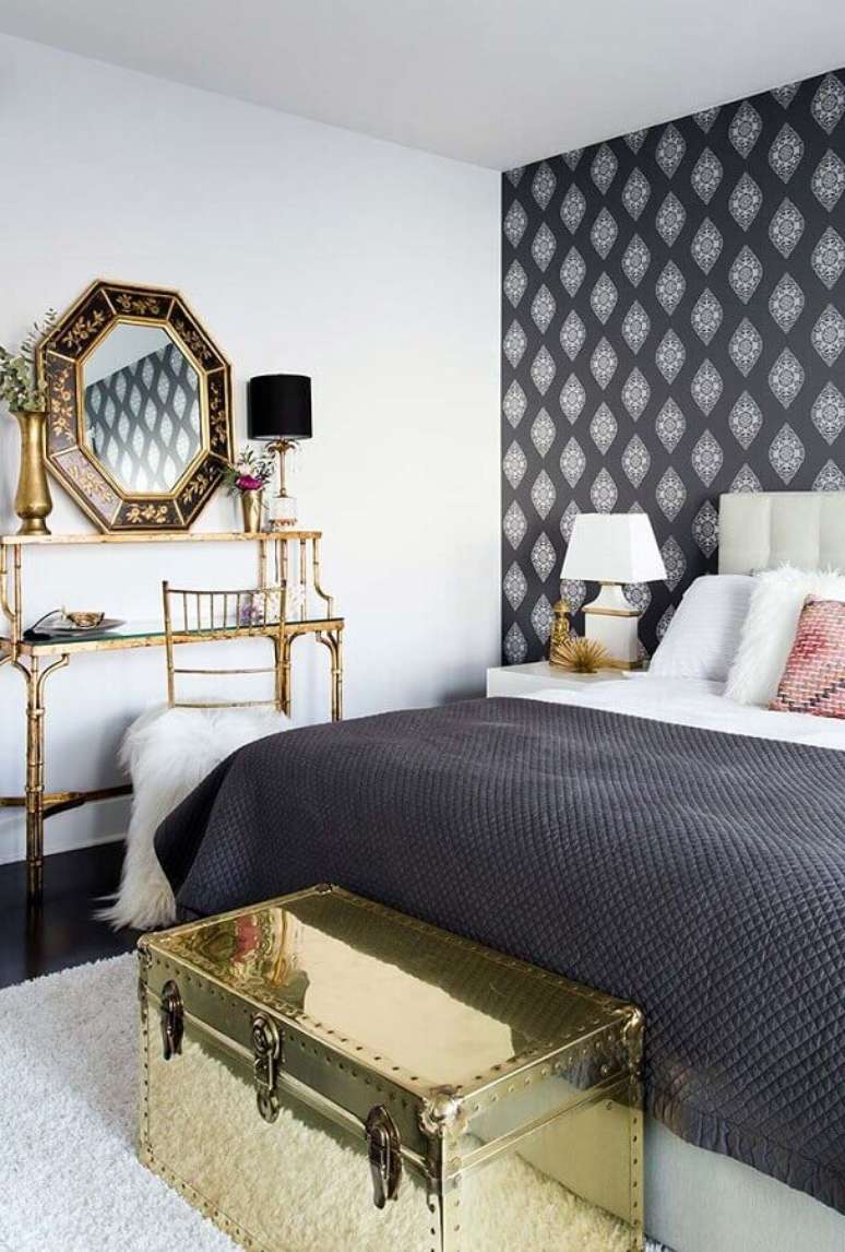 38. Espelho no quarto de casal decorado com detalhes em dourado &ndash; Foto: Otimizi