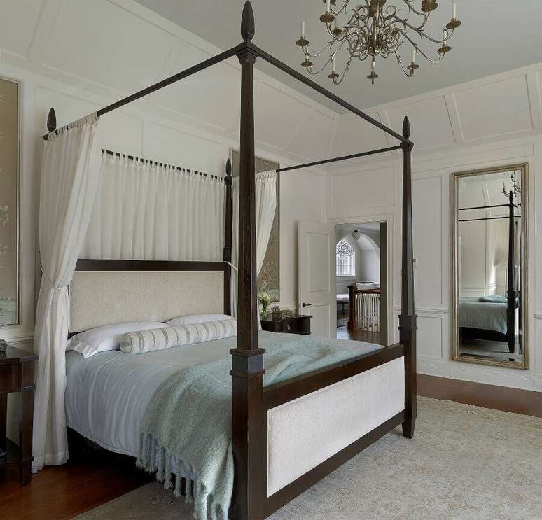 36. Espelho no quarto de casal cl&aacute;ssico decorado com cama com dossel &ndash; Foto: Houzz