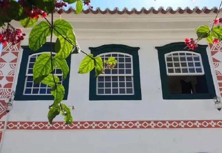16. Fachada com janela colonial guilhotina. Fonte: Westwing