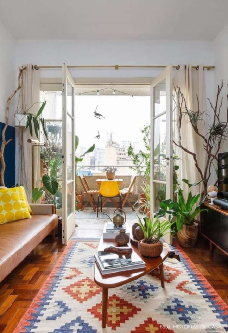 62. Sala de estar decorada com cores que combinam com amarelo – Foto Historias de Casa