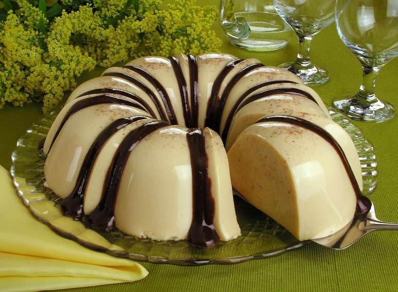 Gelatina de paçoca com ganache de chocolate – Foto: Guia da Cozinha