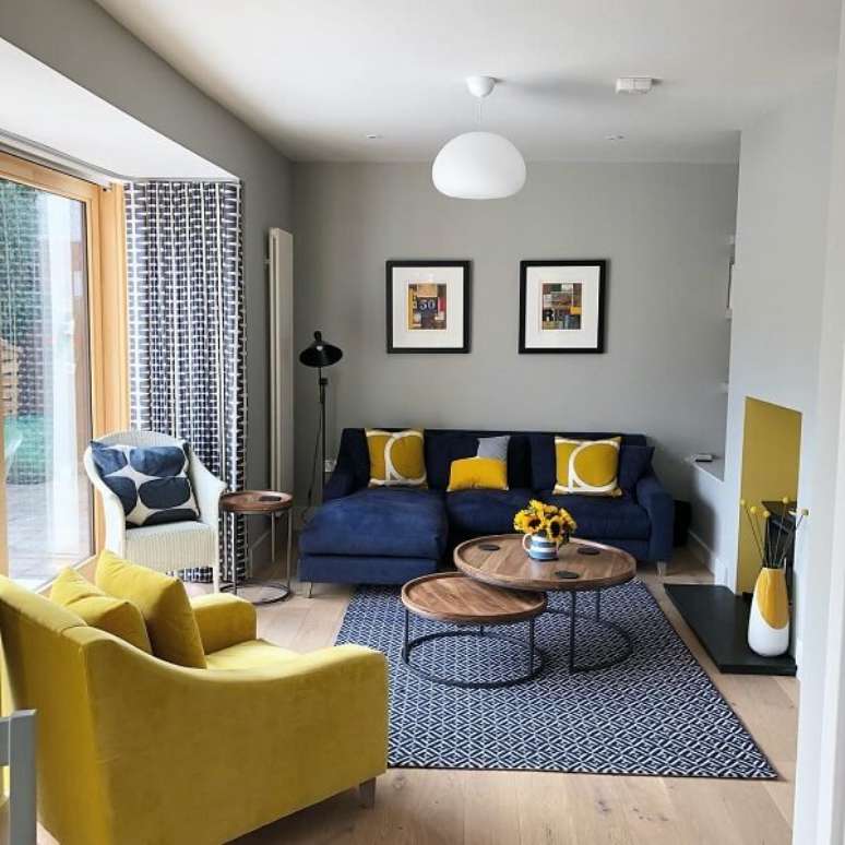 64. Sala decorada com cores que combinam com amarelo e azul – Foto Laura Gray Interiors