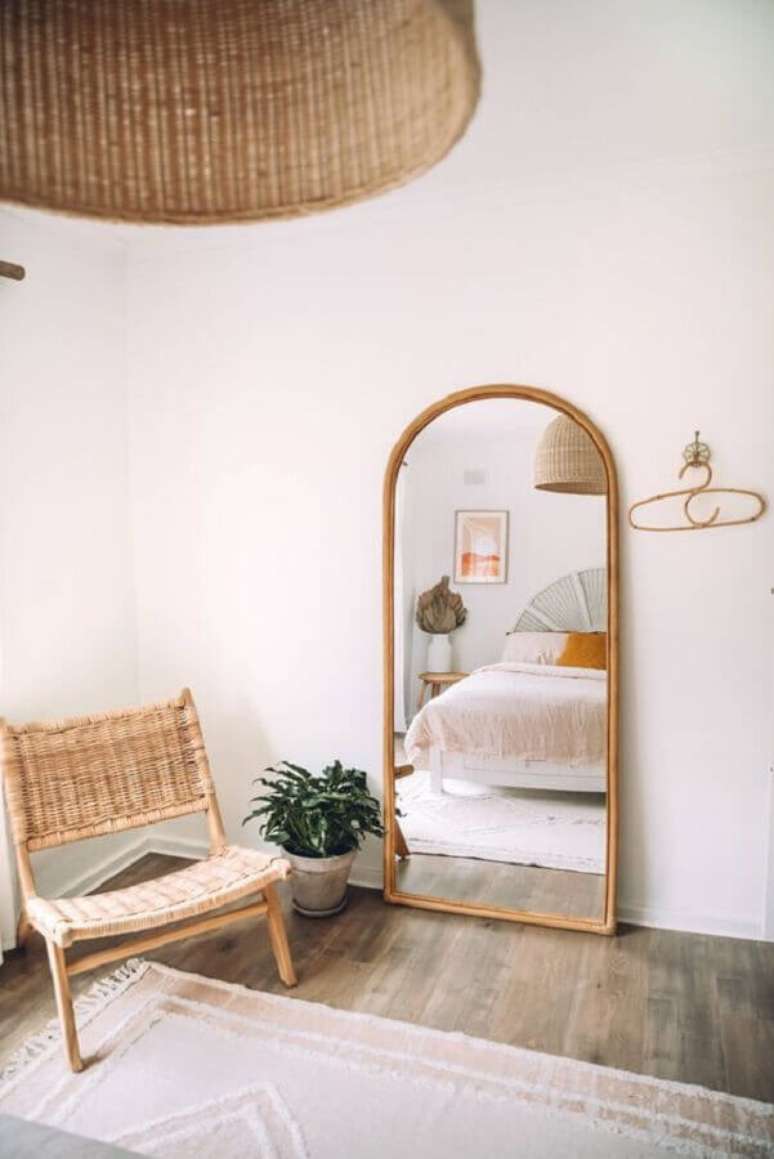 5. Espelho no quarto simples decorado com poltrona r&uacute;stica &ndash; Foto: The Saffron Souk