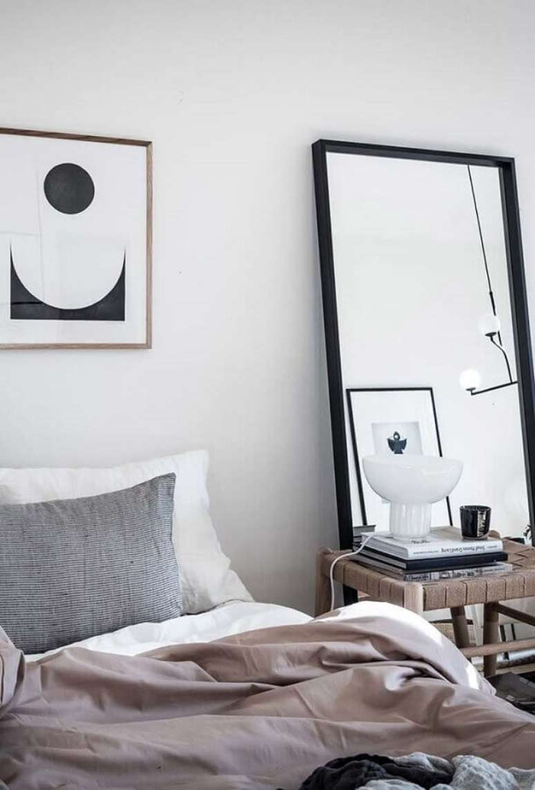 21. Decora&ccedil;&atilde;o minimalista com espelho no quarto de casal &ndash; Foto: Otimizi