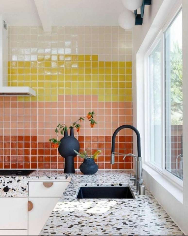6. Cozinha com revestimento de cores que combinam com amarelo – Foto The Scott Brothers