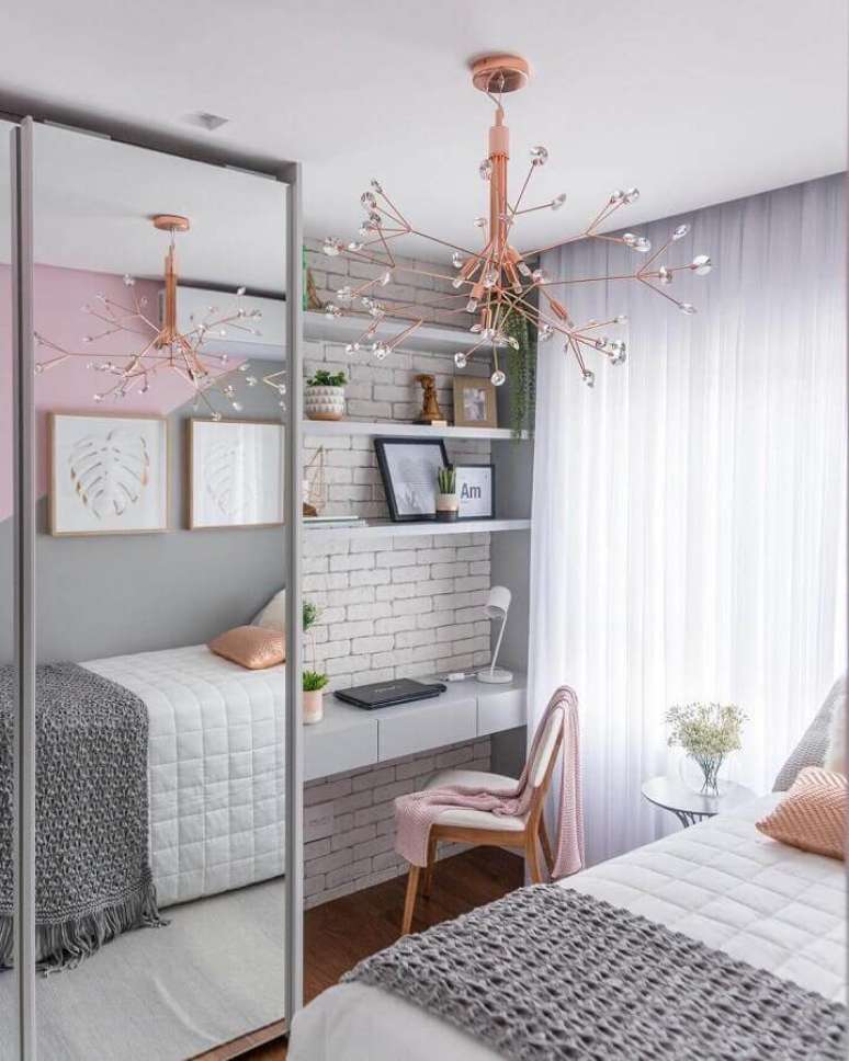 53. Guarda roupa com espelho no quarto feminino decorado com parede de tijolinho branco &ndash; Foto: Dudi Duarte