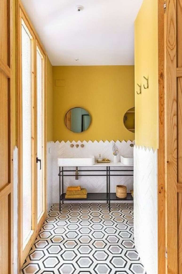 2. Sala de estar com cores que combinam com amarelo – Foto Casa Vogue