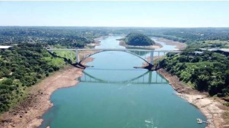 Rio Paran&aacute;, cuja bacia se sobrep&otilde;e a boa parte do aqu&iacute;fero Guarani e &eacute; regulada por ele.