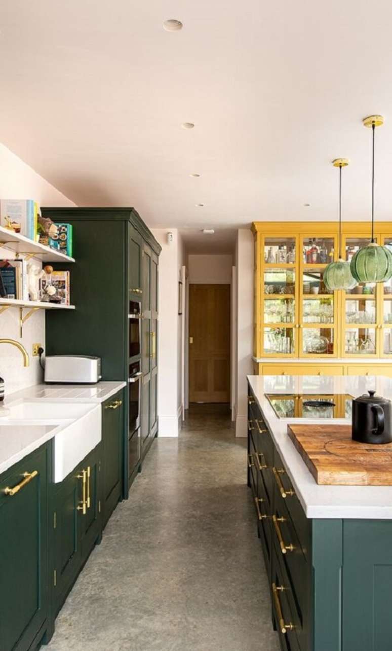 36. Cozinha verde e amarela moderna – Foto Herringbone Kitchens