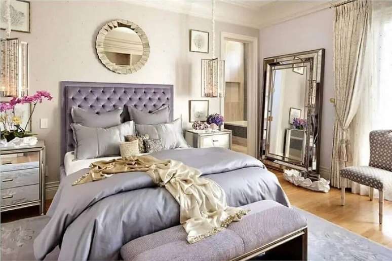 3. Espelho grande no quarto de casal decorado com estilo cl&aacute;ssico &ndash; Foto: Home Fashion Trend