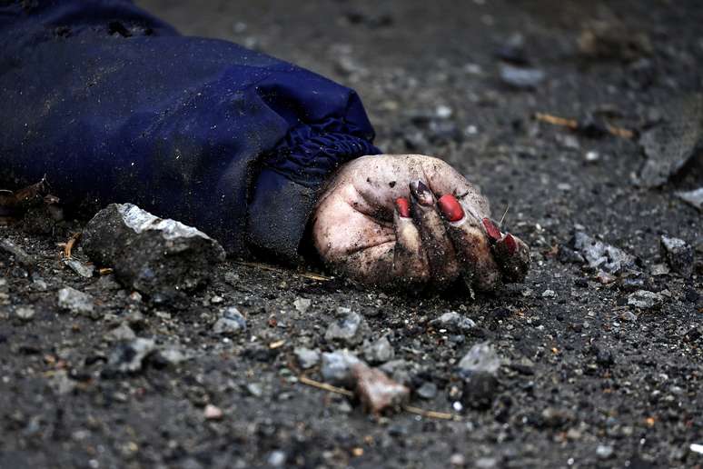 Corpo de uma mulher morta por soldados do exército russo é encontrado em rua em Bucha, na região de Kiev, Ucrânia