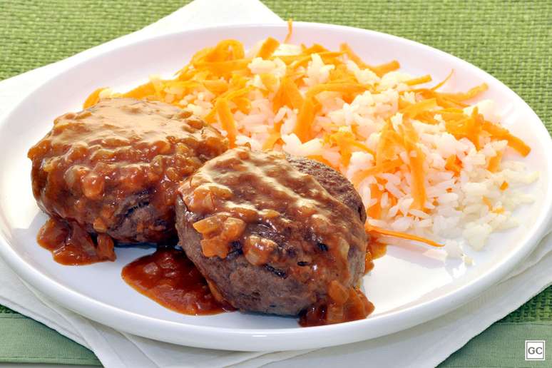 Bife de carne moída com molho – Foto: Guia da Cozinha