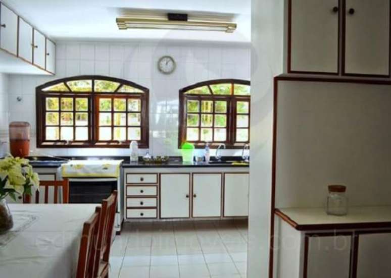 20. Cozinha com janela colonial de madeira. Fonte: Decora&ccedil;&atilde;o de Casa