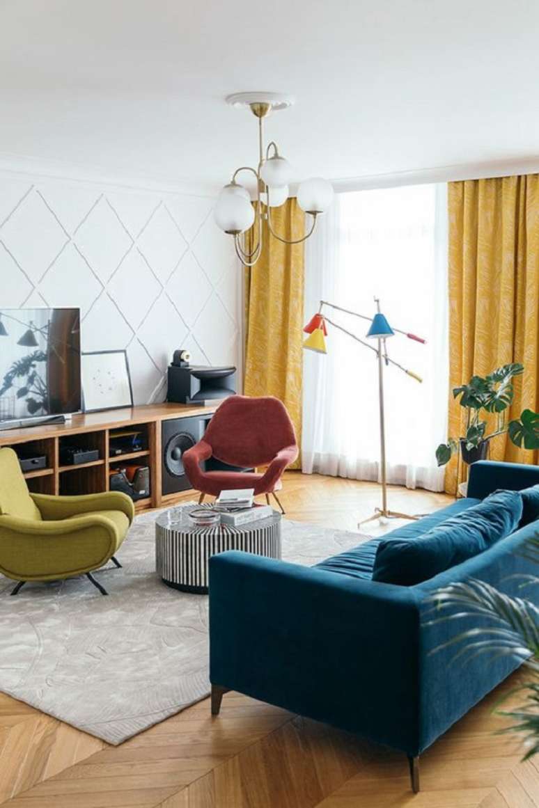 59. Sala de estar com cores que combinam com amarelo e sofá azul – Foto Pufik
